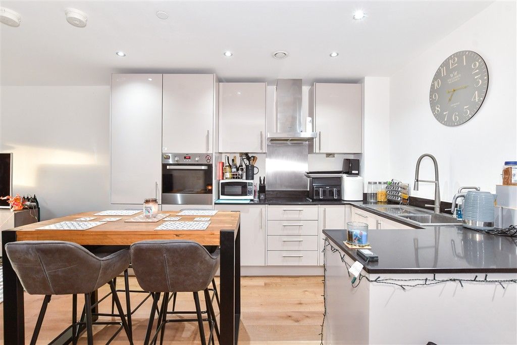 Property photo 1 of 9 Kitchen/Lounge