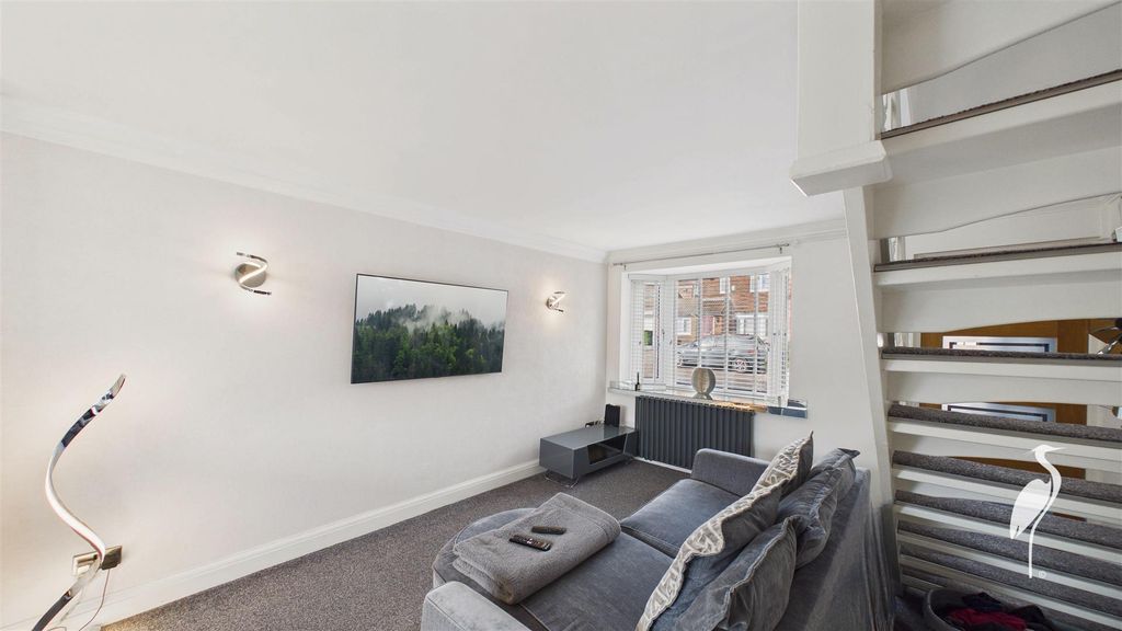 Property photo 2 of 19 Lounge