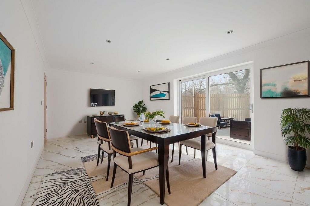 Property photo 3 of 23 Dining Area