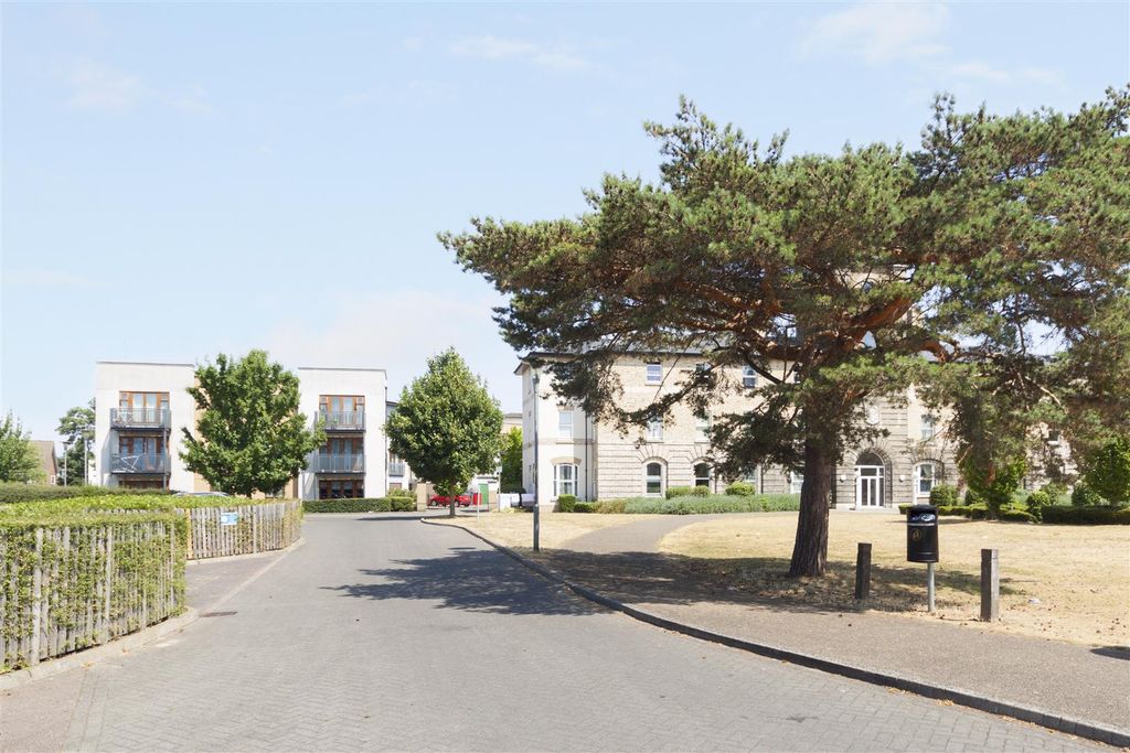 Property photo 1 of 15 37_Spottiswood_Court_3_Harry_Close_Croydon_004.Jpg