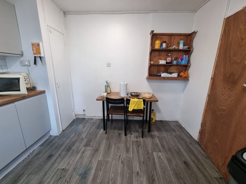 Property photo 3 of 10 Kitchen