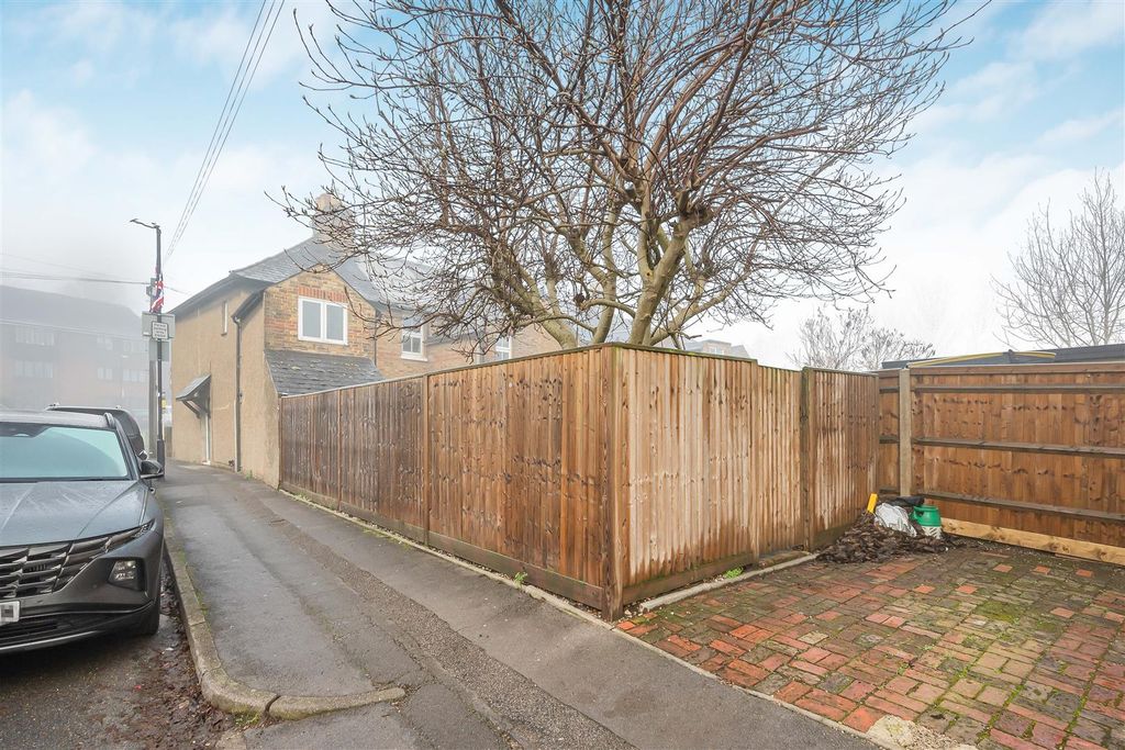 Property photo 2 of 20 Parking