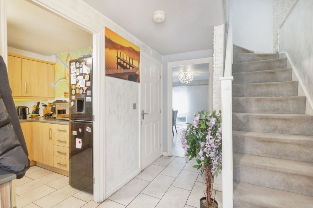 Property photo 3 of 20 03_Entrance_Hall
