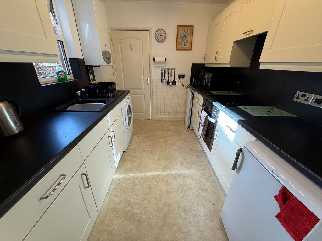 Property photo 2 of 11 Kitchen Aspect 2