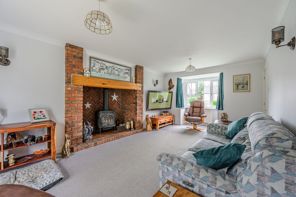 Property photo 3 of 29 Lounge 3