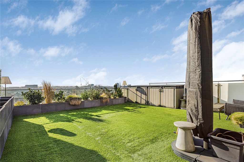 Property photo 2 of 11 Terrace