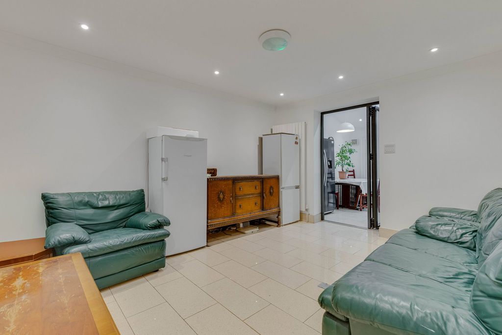 Property photo 3 of 18