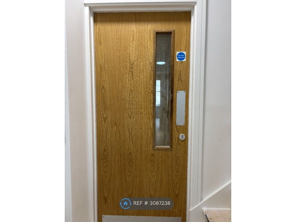 Property photo 3 of 12 Flat Entrance