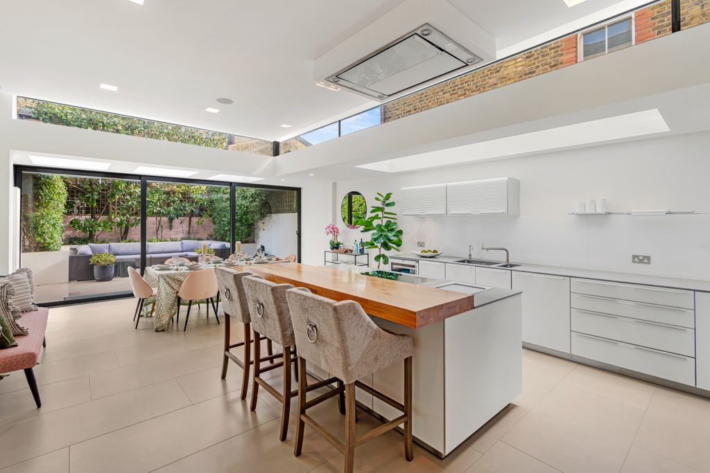 Property photo 2 of 27