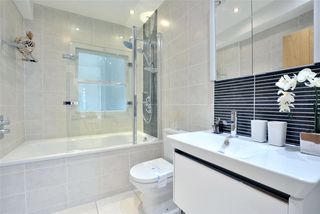 Property photo 3 of 11 Bathroom