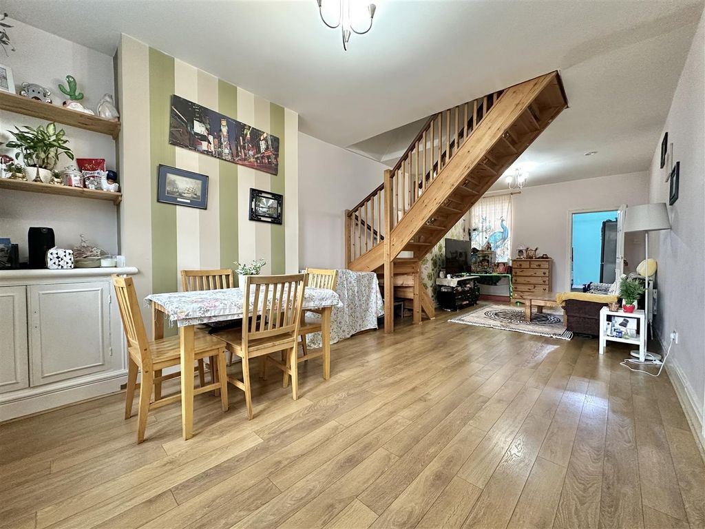 Property photo 2 of 15 Lounge