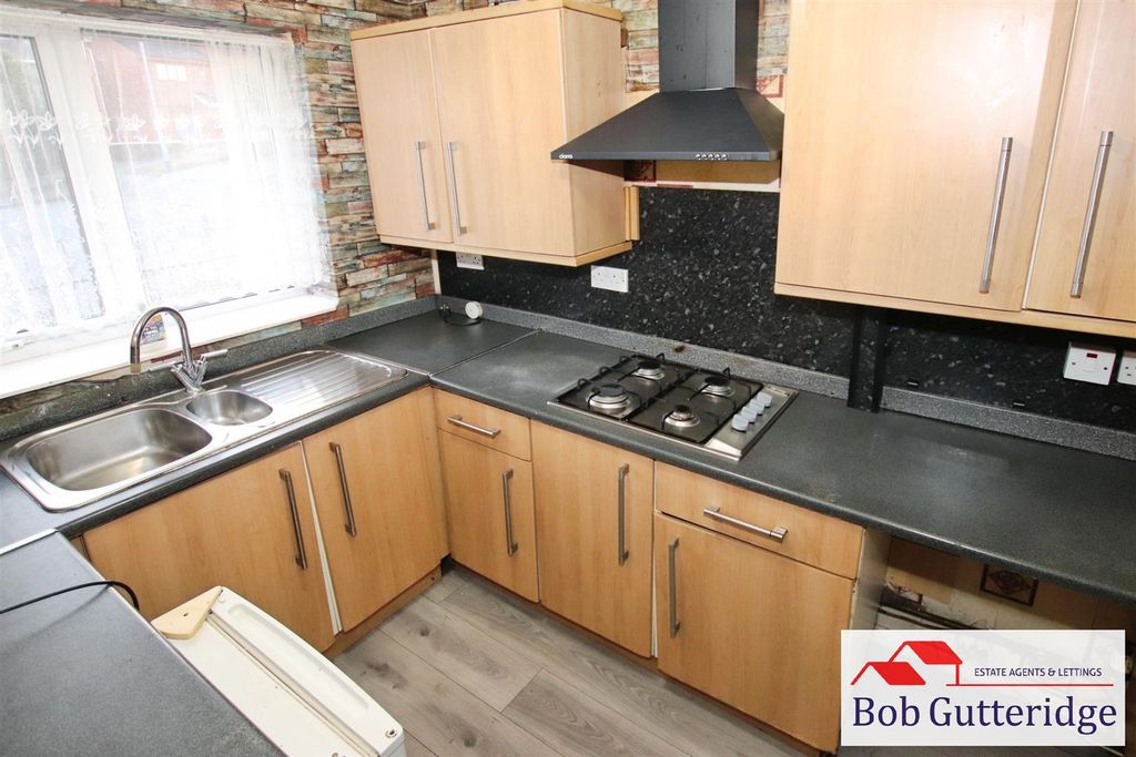 Property photo 3 of 16 Fitted Kitchen