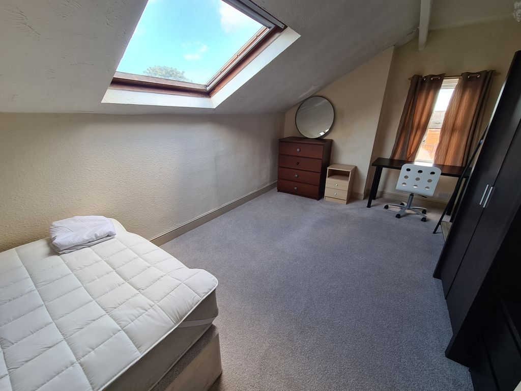 Property photo 3 of 18 Bright And Clean Attic Bedroom Featuring A Skyligh...