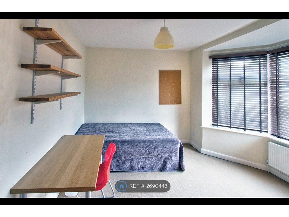 Property photo 1 of 12 Bed 1 - Side View