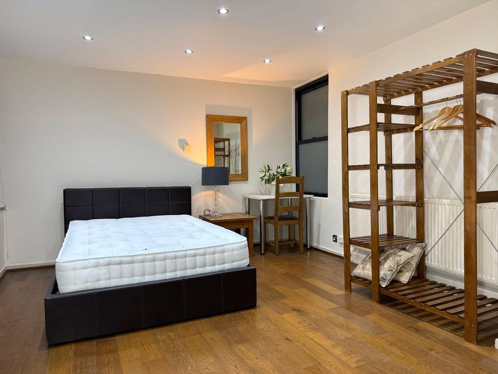 Property photo 1 of 8 Reception/Bed