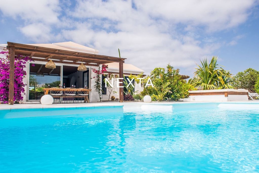Property photo 1 of 34 Tropical Villa With Private Pool In Lajares