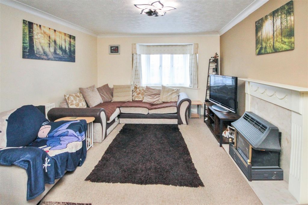 Property photo 3 of 11 Lounge 2.Jpg