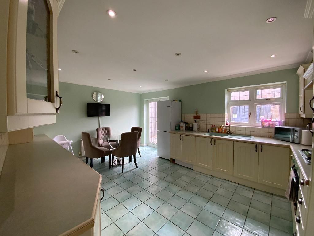 Property photo 3 of 11 Kitchen 17'7 x 12'10