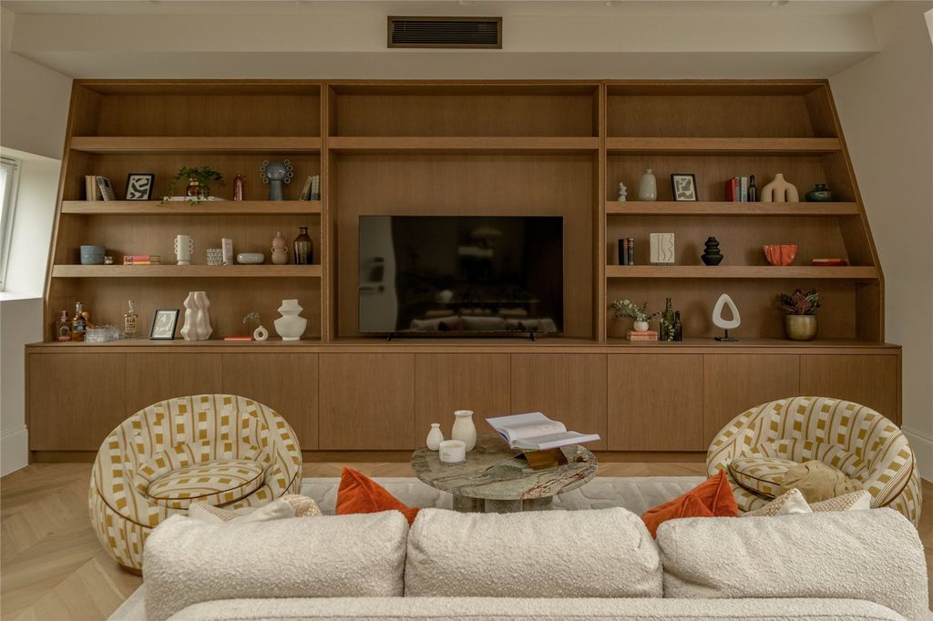 Property photo 3 of 12 Reception