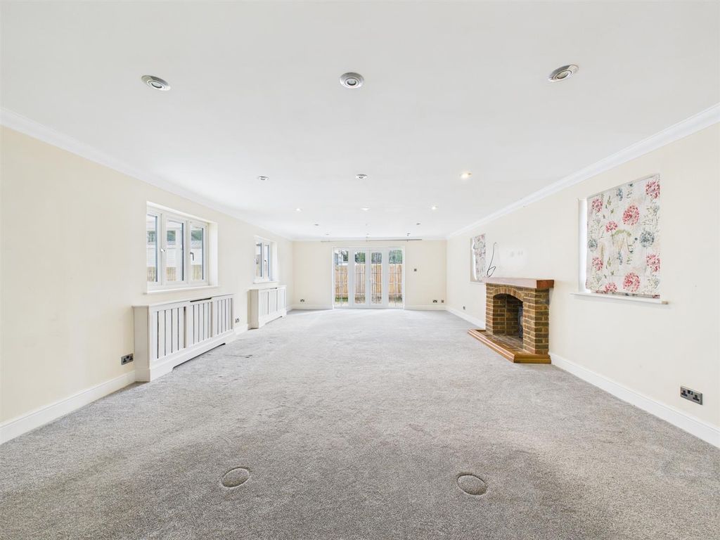 Property photo 3 of 14 Cam02885G0-Pr0546-Still004.Jpg