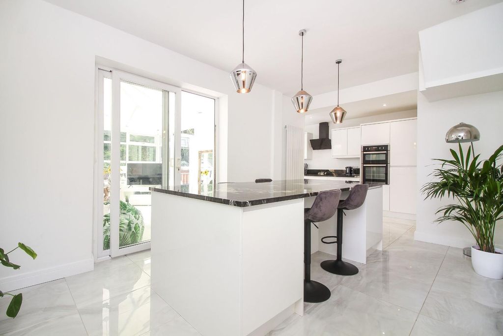 Property photo 3 of 12 Kitchen / Dining Room