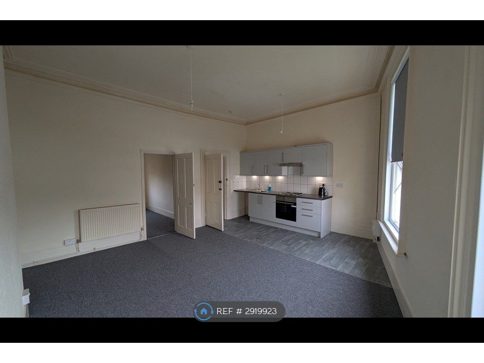 Property photo 1 of 10 Living Room / Kitchen