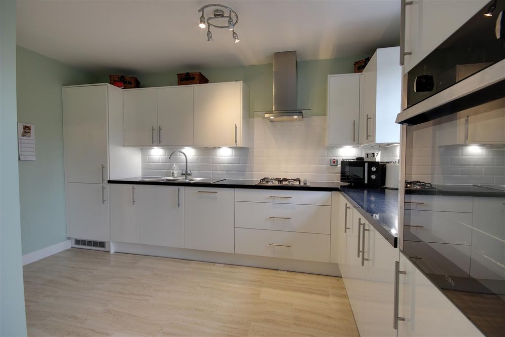 Property photo 2 of 15 Dining Kitchen