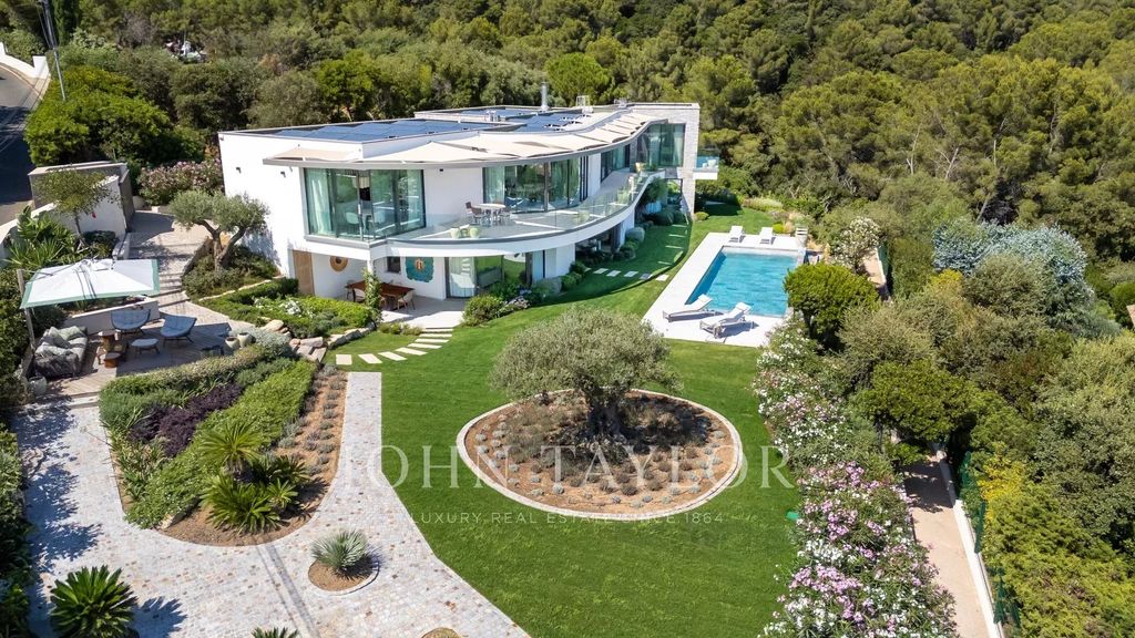 Property photo 1 of 11 Magnificent Architect-Designed Villa Close To The Beach