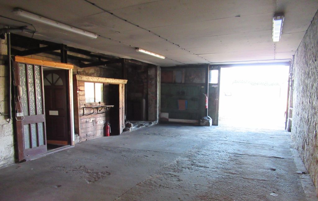 Property photo 2 of 4 Internal - Garage