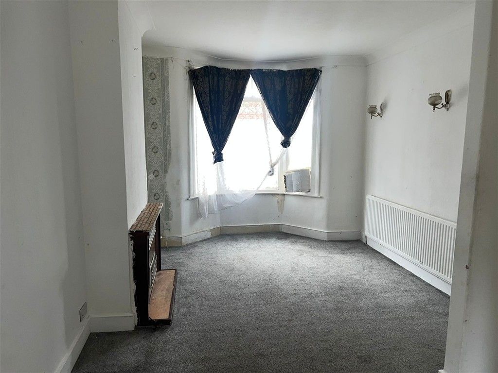 Property photo 1 of 8 Lounge B