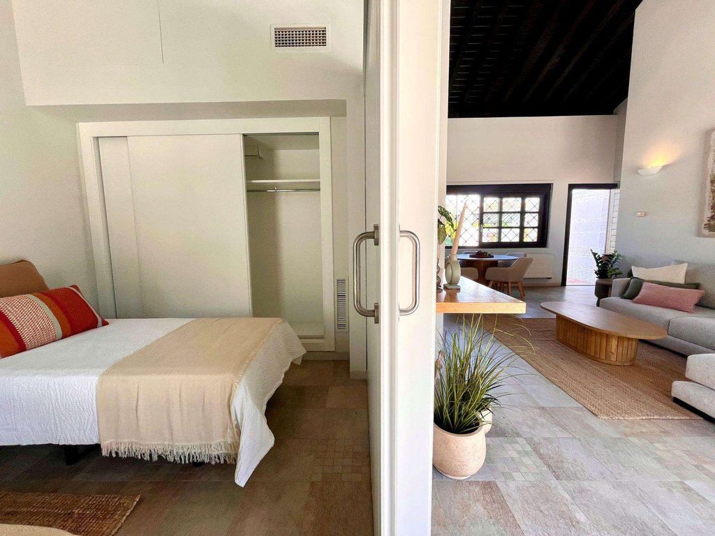 Property photo 2 of 33