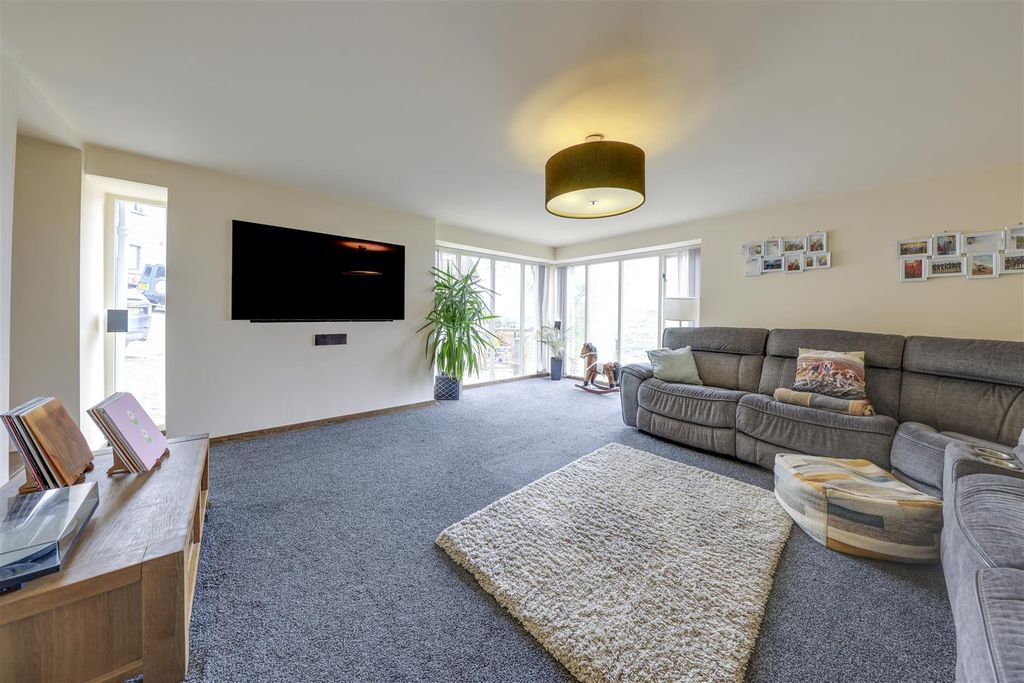 Property photo 2 of 40 Lounge