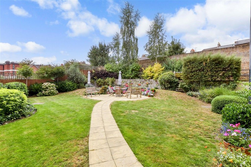 Property photo 3 of 14 Communal Gardens