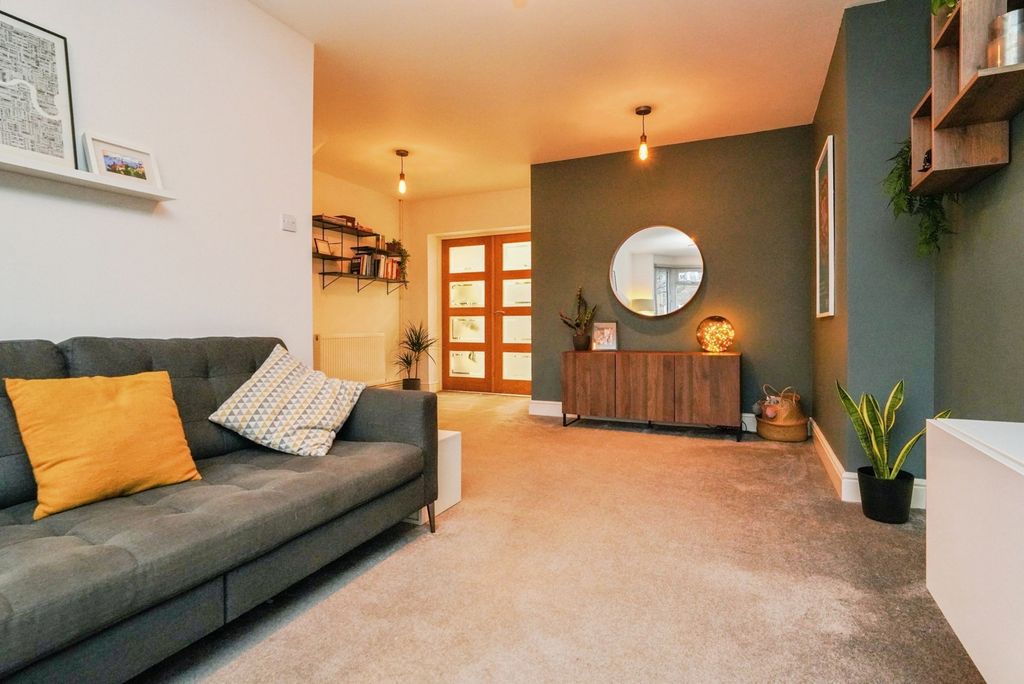 Property photo 3 of 19 Lounge