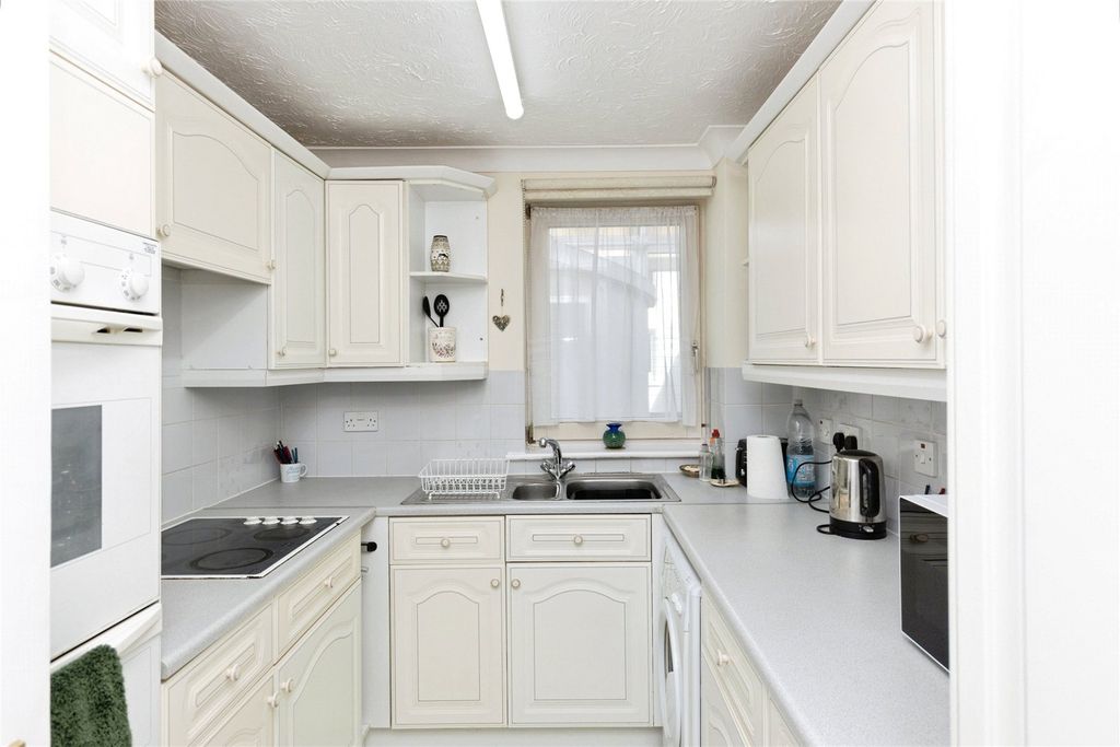 Property photo 3 of 10 Kitchen