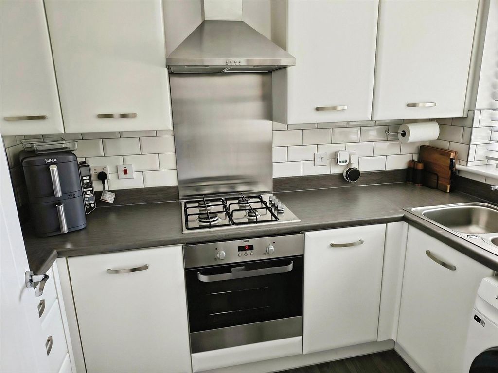 Property photo 3 of 10 Kitchen