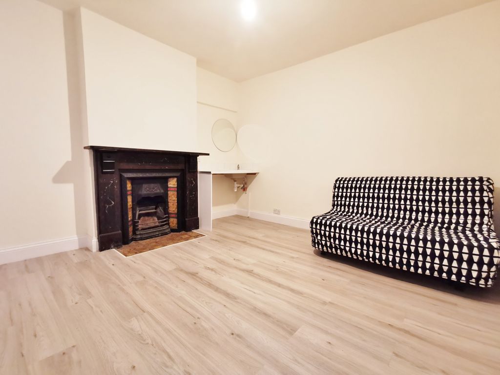 Property photo 1 of 6 Room For Rent