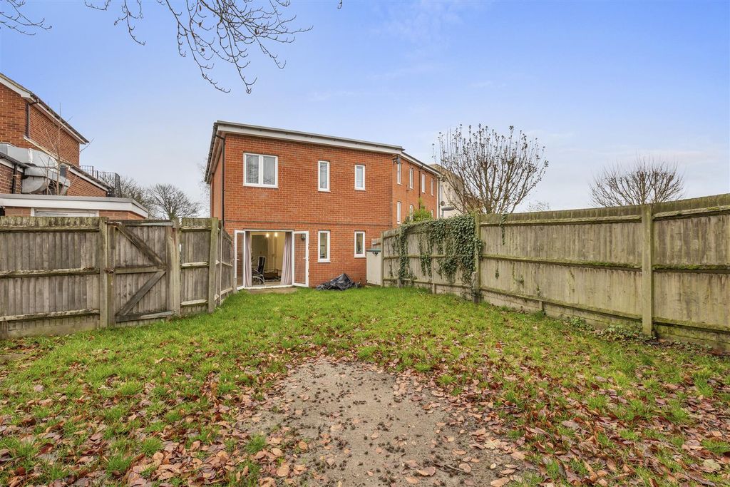 Property photo 2 of 11 1 Terriers End, Hp13 7Db-10.Jpg