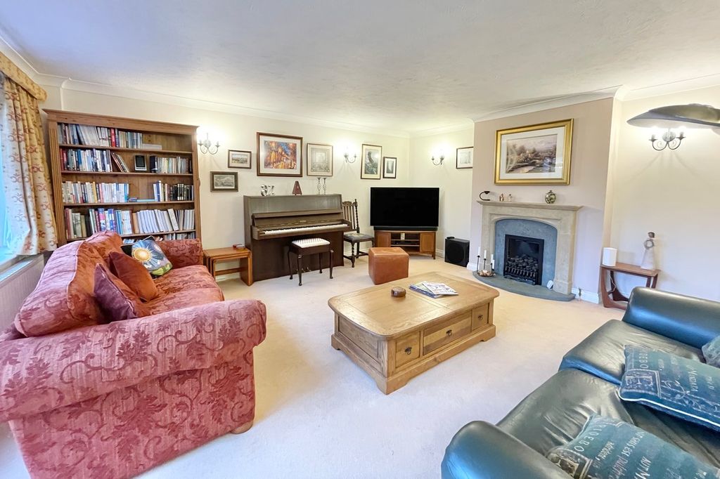Additional image 5 of 4 bed detached house for saleSycamore Road, Farnborough GU14