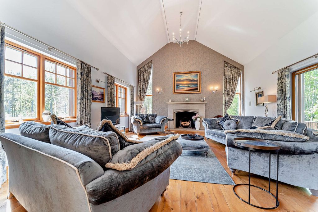 Property photo 3 of 51 Vaulted Ceiling