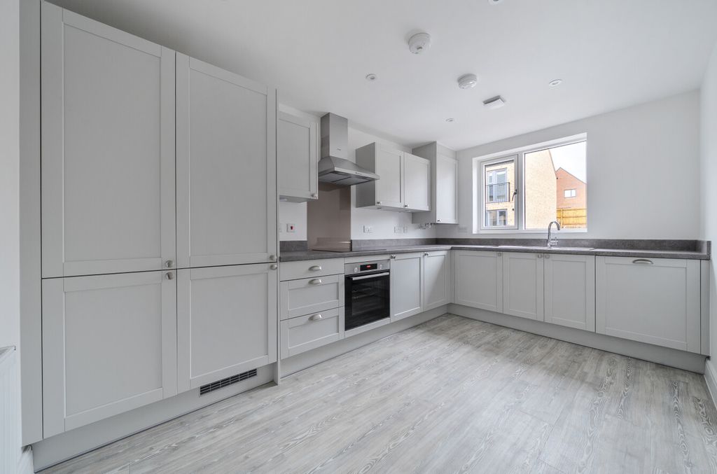 Property photo 2 of 10 1388557-18-693809...