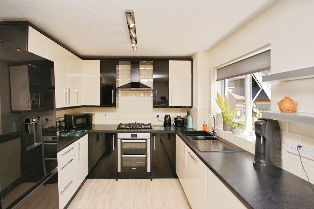 Property photo 2 of 17 Kitchen