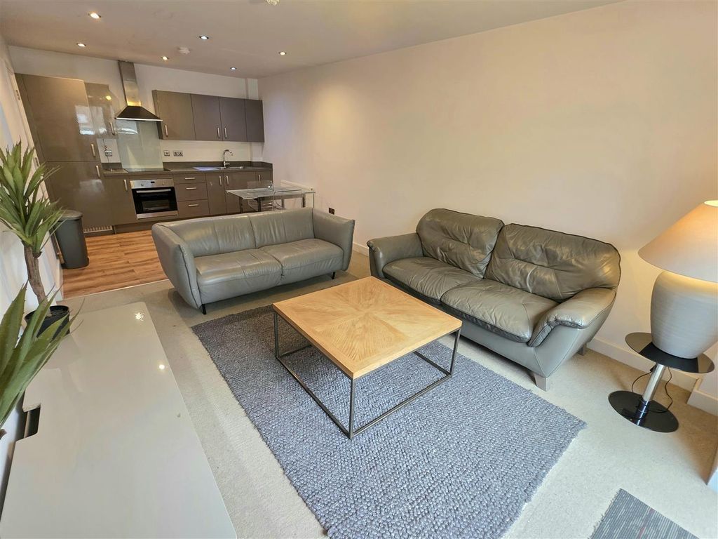 Property photo 3 of 6 98 Honduras Wharf Kitchen Diner.Jpg