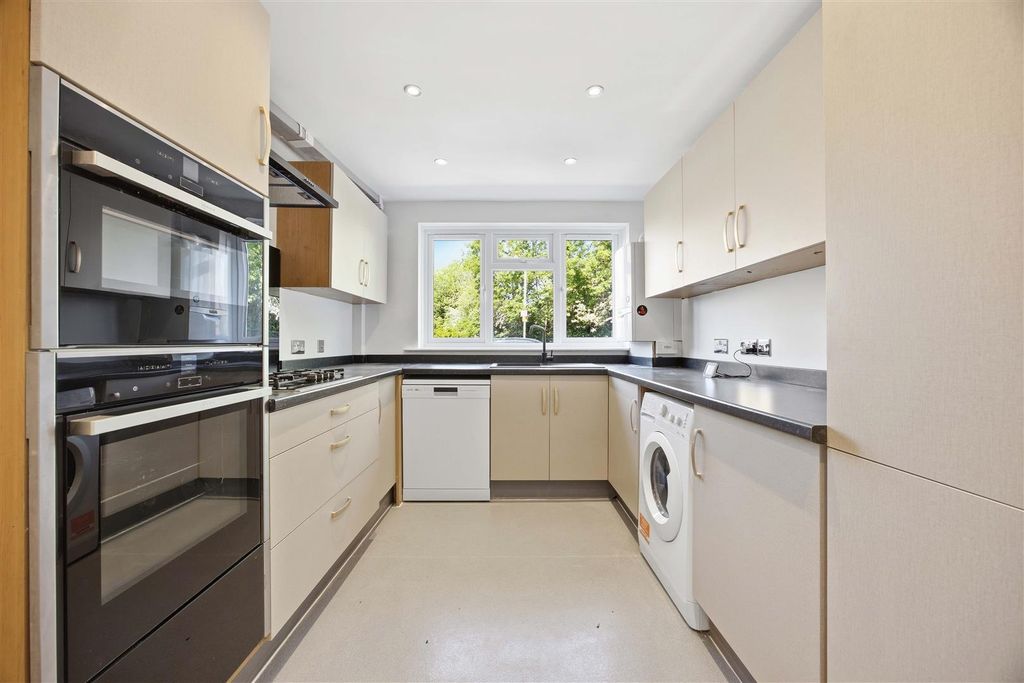 Property photo 3 of 10 Kitchen/Breakfast Room