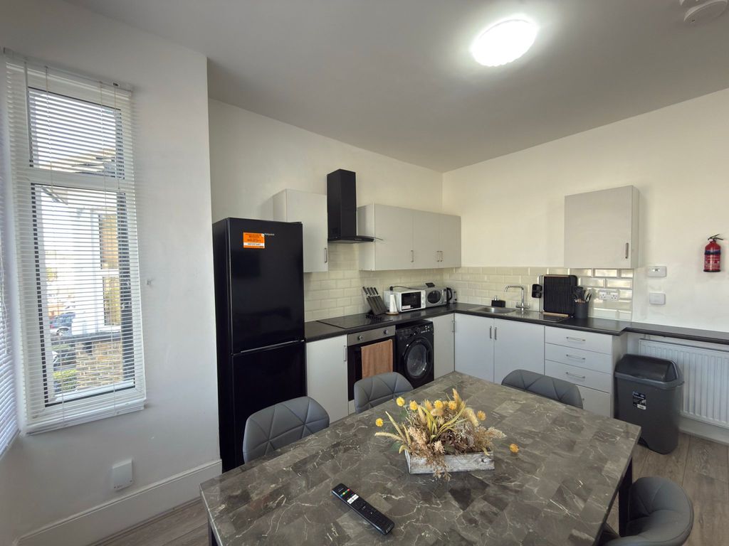 Property photo 1 of 9 Two Bedroom Split Level Flat Ideal For Doctors Or Nurses- Close To Queen Hospital