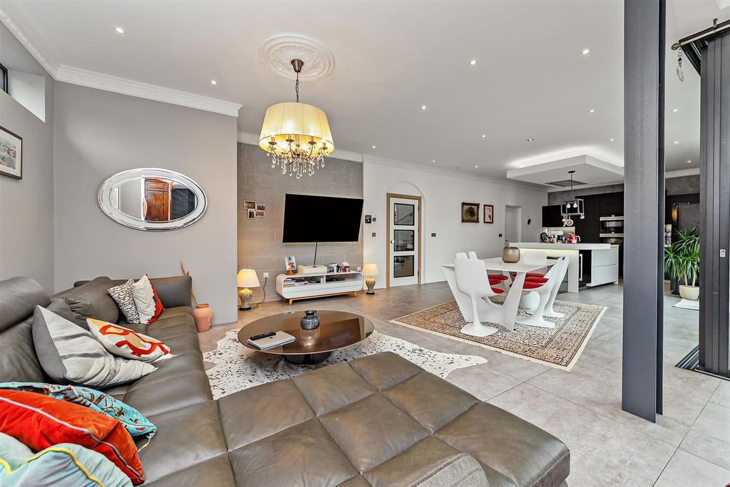 Property photo 3 of 34 25Westriding2024-3.Jpg