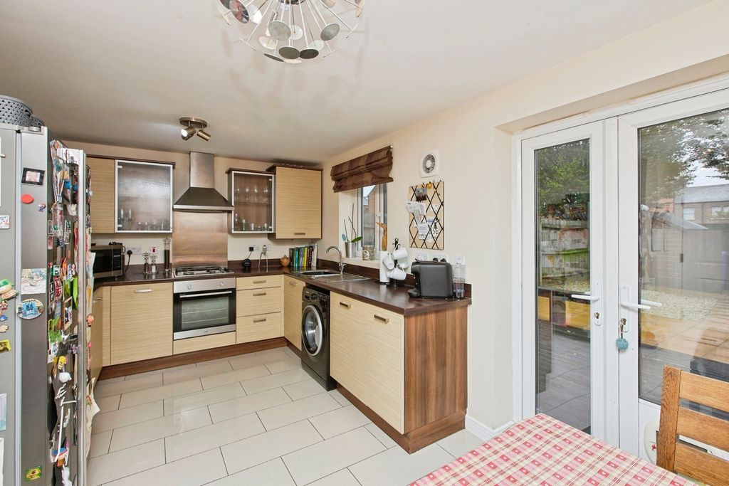 Property photo 3 of 18 Kitchen