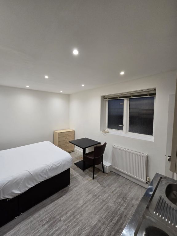 Property photo 3 of 6 Room