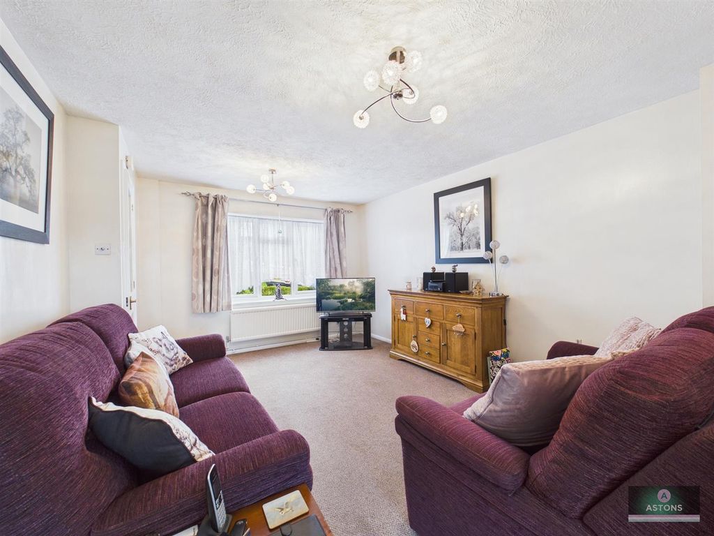 Property photo 3 of 17 Lounge