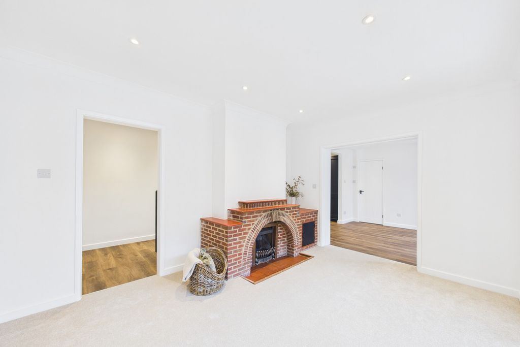 Property photo 3 of 28